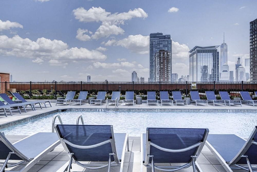 غلوبال لاكجري سويتس آت نيوبورت زحليقة مائية