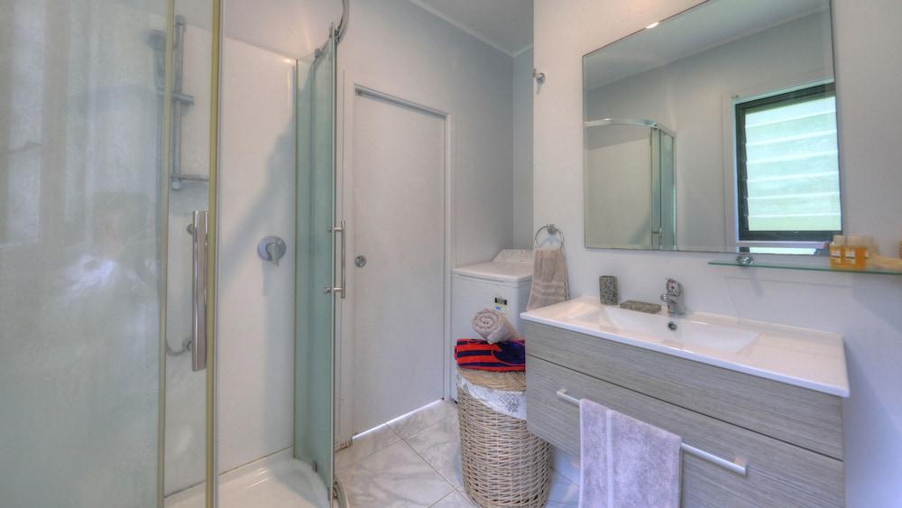 Petite Hatava Bathroom