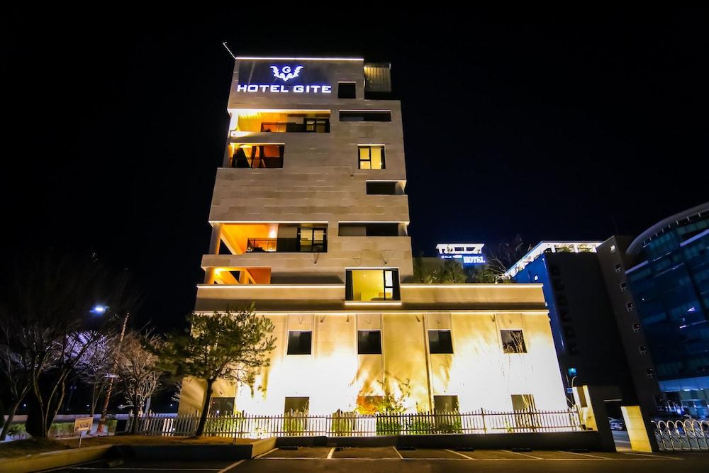 Hotel Gite Exterior