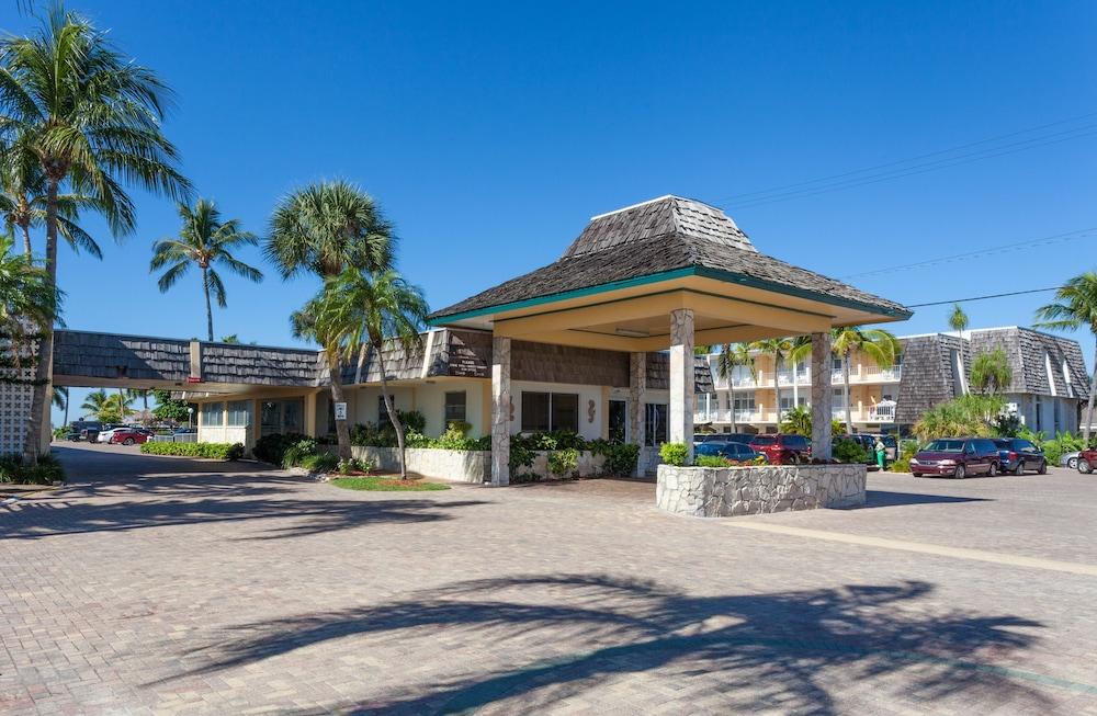 Outrigger Beach Resort Exterior