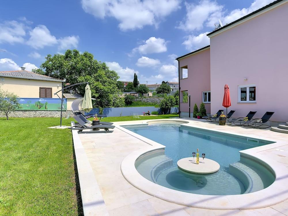 Modern Hoilday Home With Pool in Orihi Waterslide