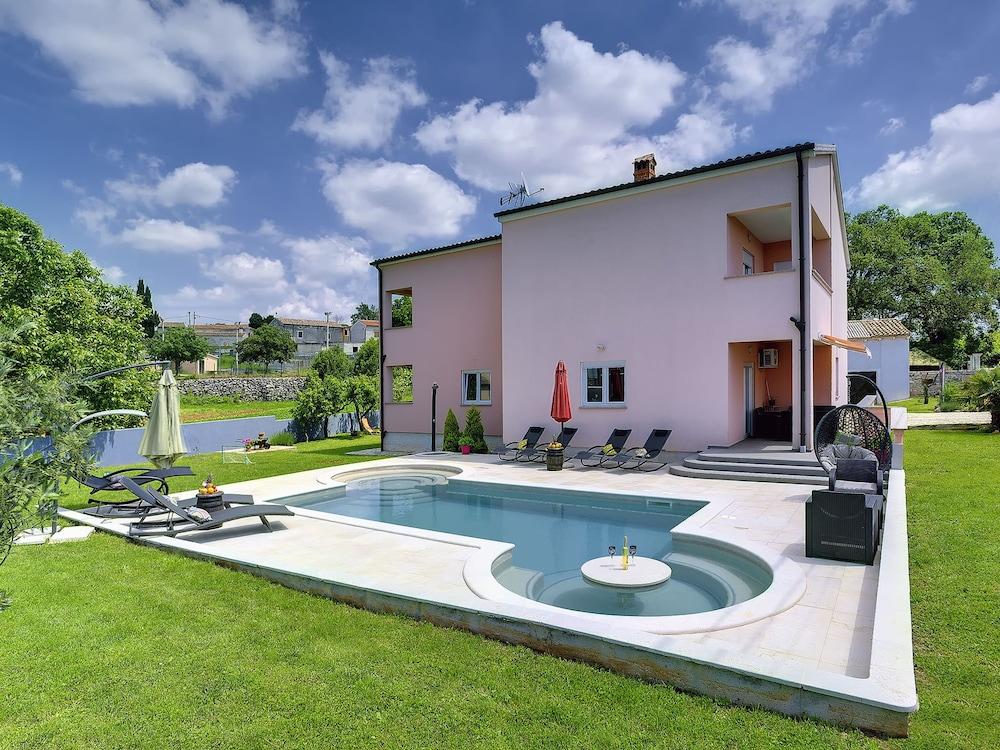 Modern Hoilday Home With Pool in Orihi Featured Image
