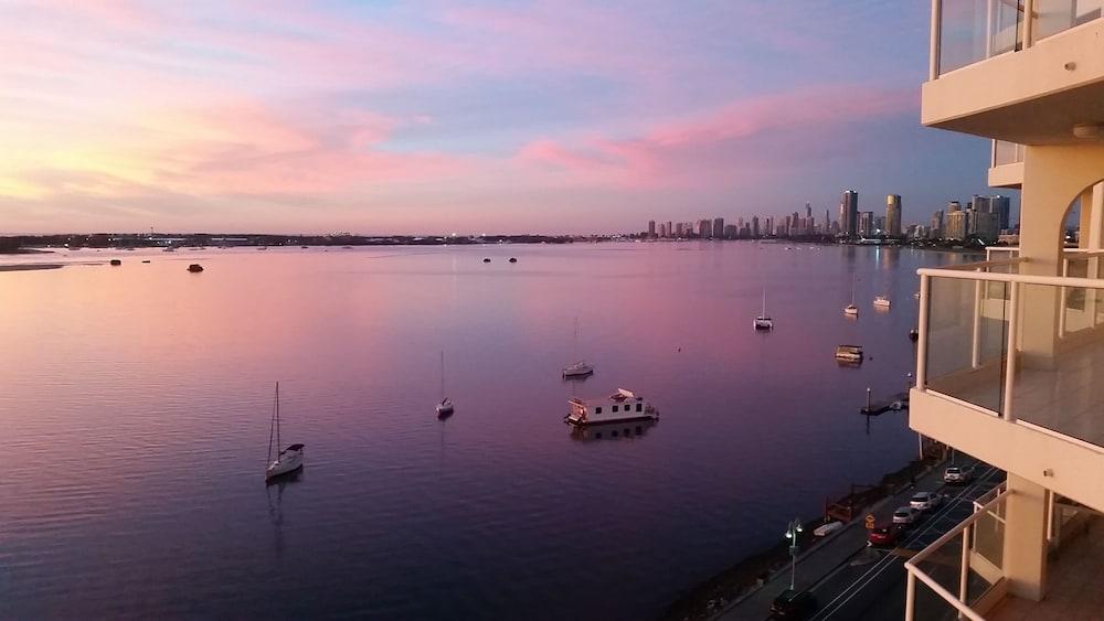 بيكونلي تاور أبارتمنتس الصورة الأساسية