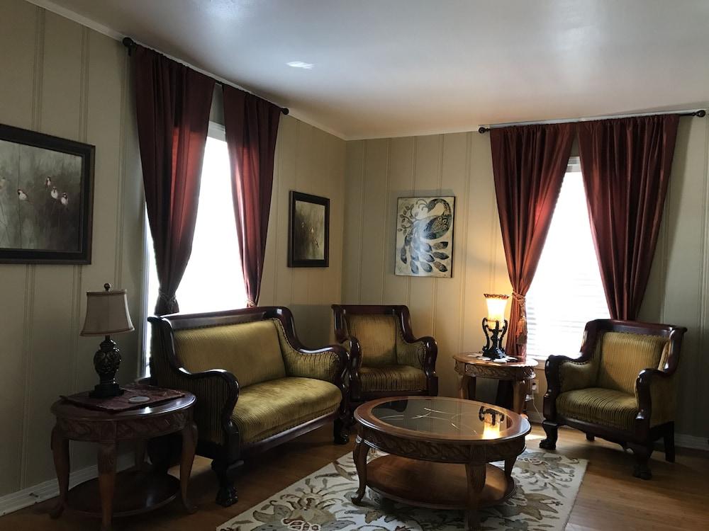 Sassafras Inn Interior Entrance