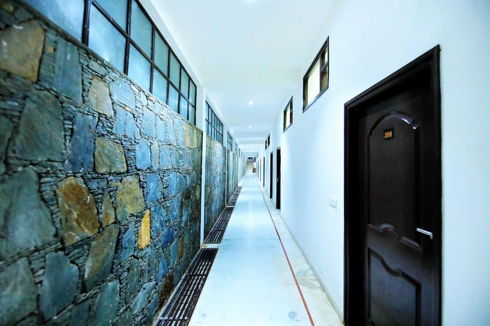 رانج بهاوان إن - إيه ليك فيو هوتل الردهة