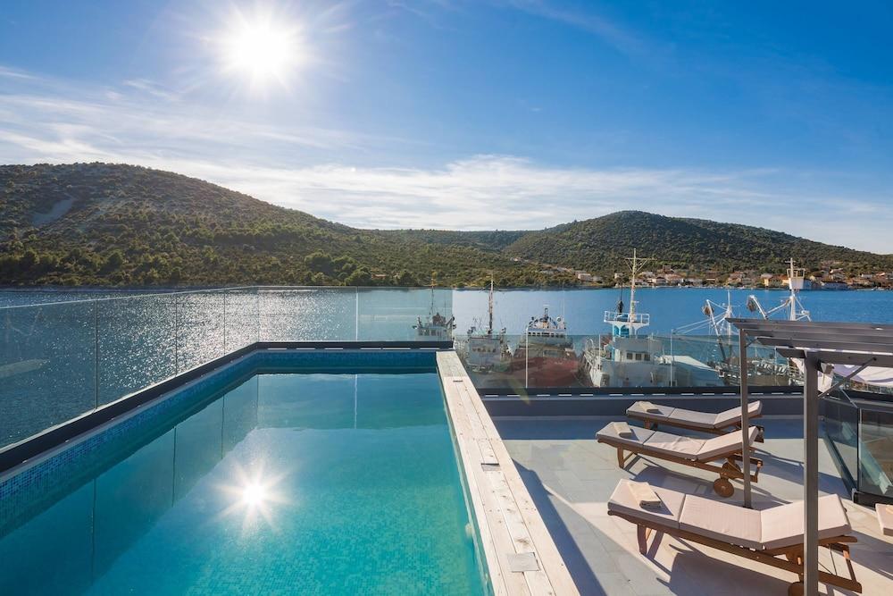 بيتش فرونت فيلا سيشيل ويذ بول حمام سباحة على السطح