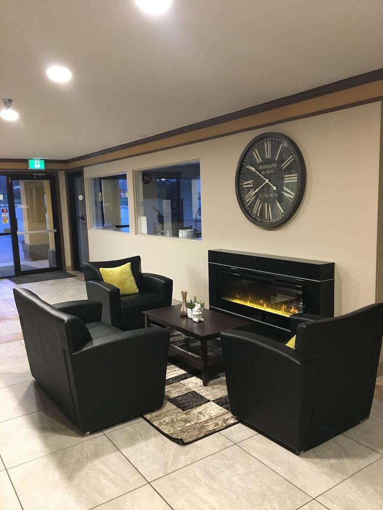 Super 8 by Wyndham Salmon Arm Lobby Sitting Area