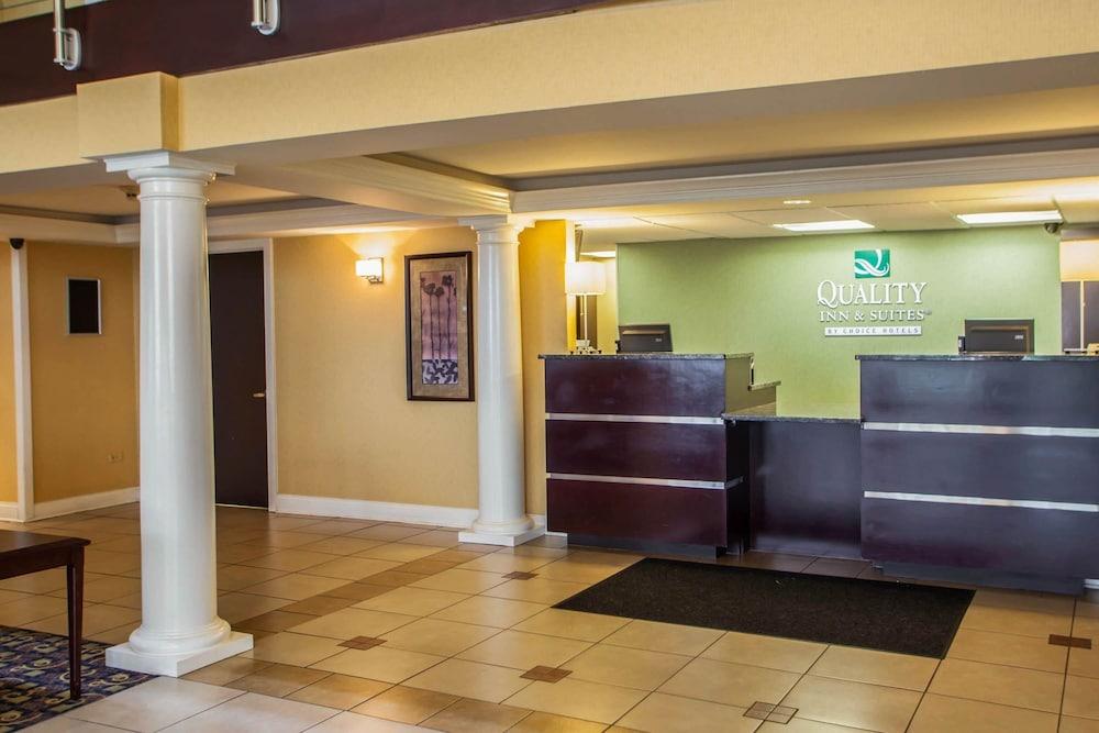 Quality Inn and Suites St Charles - West Chicago Lobby