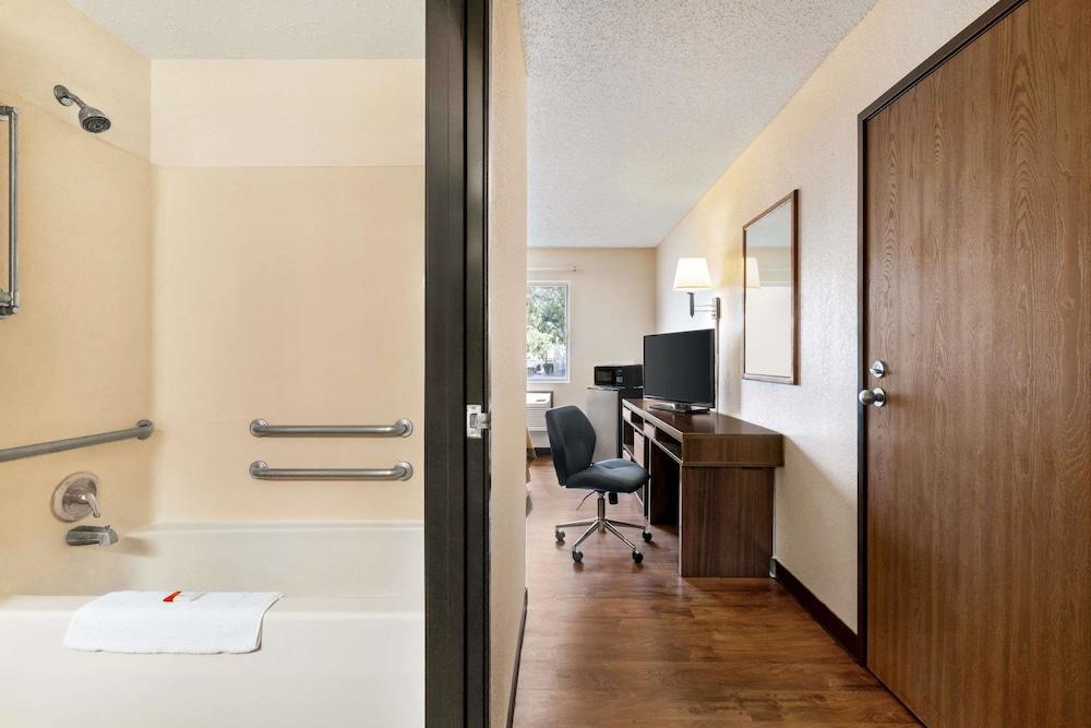 Super 8 by Wyndham Waco University Area Room