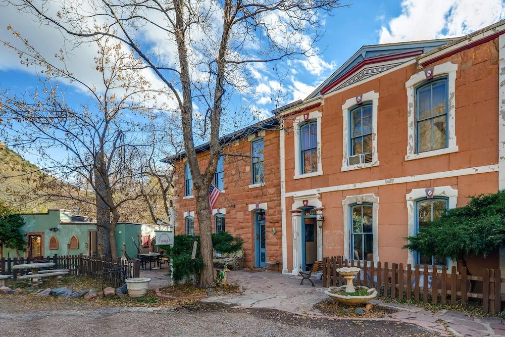 كليف هاوس لودج بد آند بريكفاست الصورة الأساسية