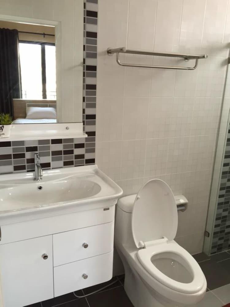 Baan Pleon View by Ratcharin Bathroom