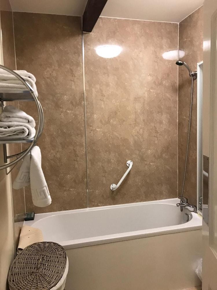 Red Lion Inn Room