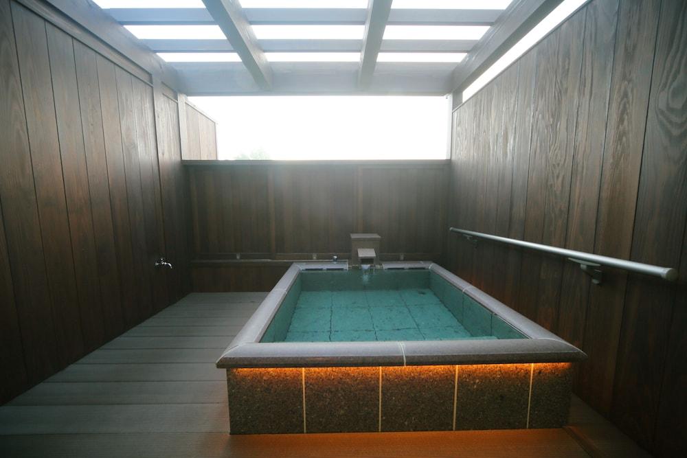 Asagirinomieru Yado Yufuin Hanayoshi Indoor Spa Tub