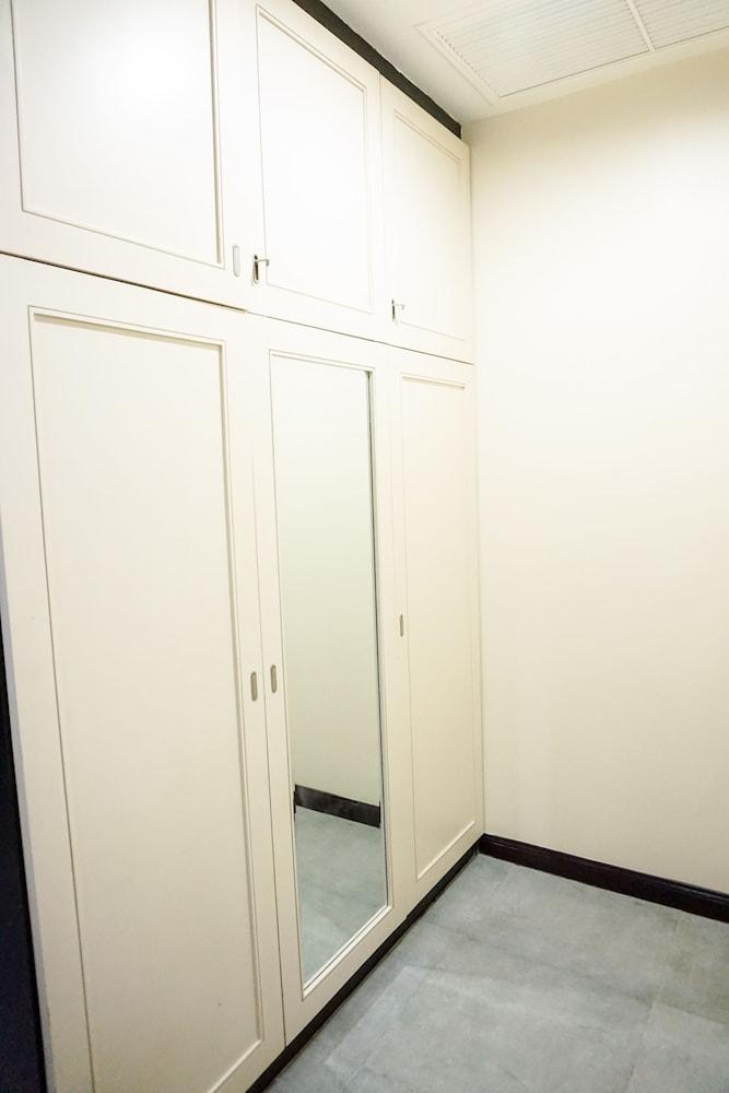 فاميلي فيلا إيونا ويذ برايفت بول داخلي