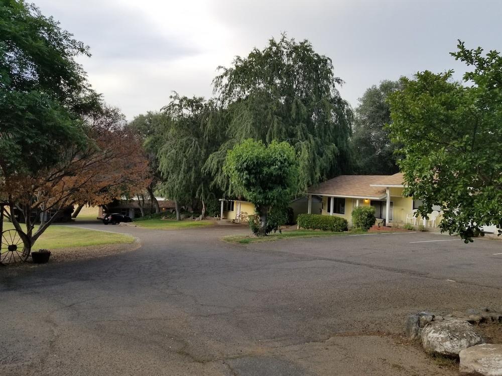 Lazy J Ranch Motel Exterior