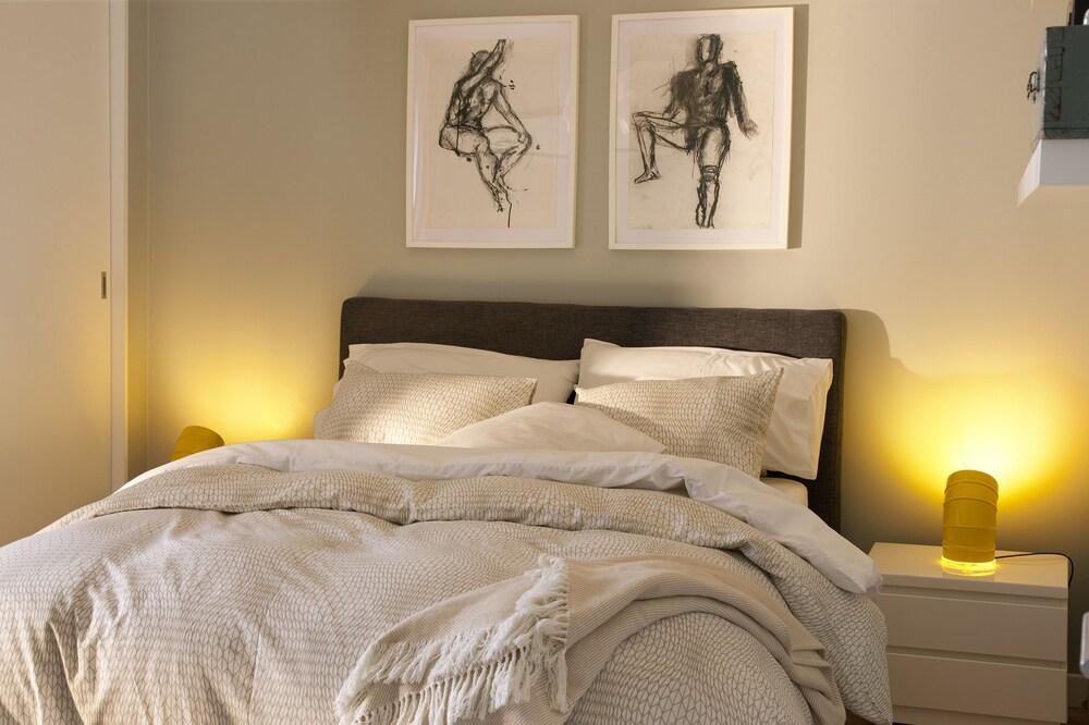 برايم أبارتمنتس وايت آند يلو غرفة