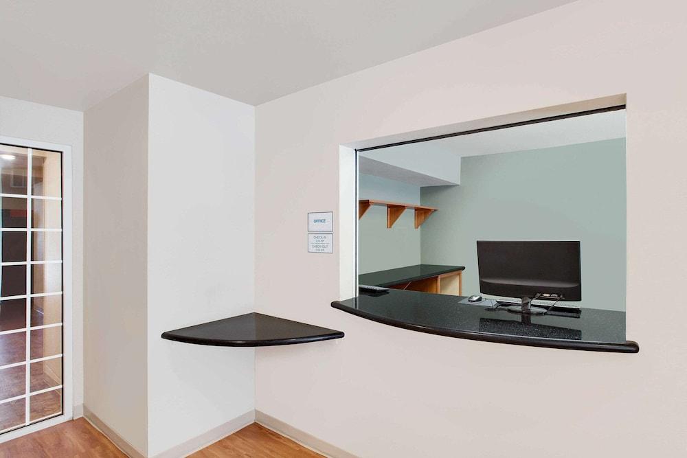 WoodSpring Suites Lake Charles Lobby