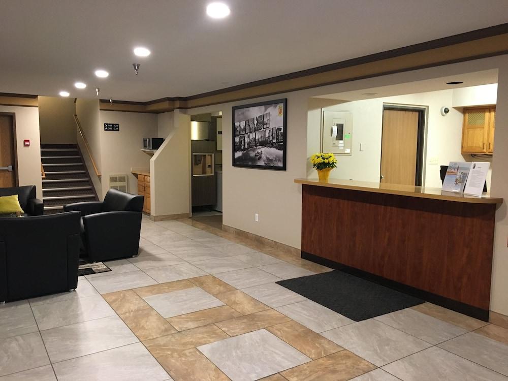 Super 8 by Wyndham Salmon Arm Lobby