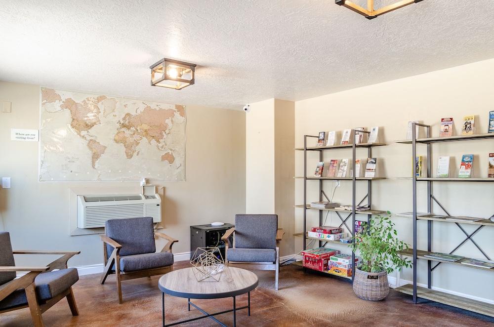 Mountain Ridge Cabins and Lodging Lobby Sitting Area