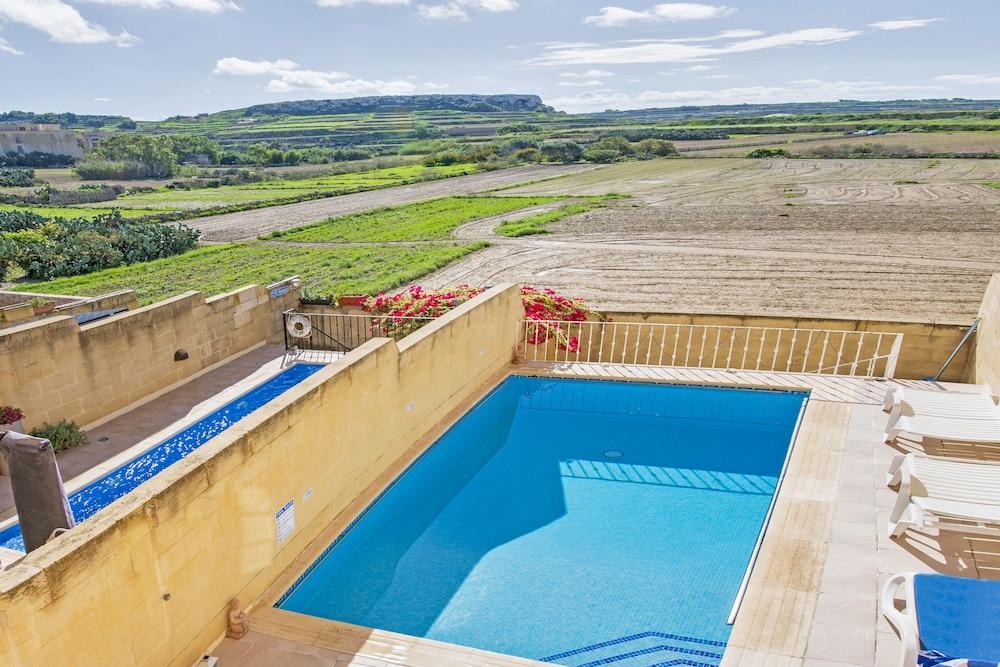 بيرتيناس بوتيك ليفينج