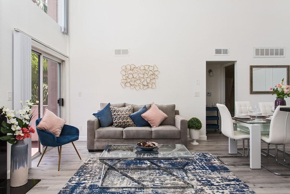 لاكزوريوس 2 بد روم آند دين هوليوود أبارتمنت