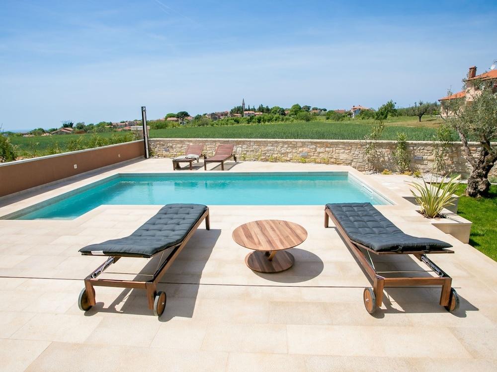 Modern Villa With Spacious Garden and Private Swimming Pool Near Porec Waterslide