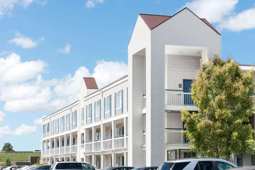 سوبر 8 باي ويندام بروك بارك/كليفلاند