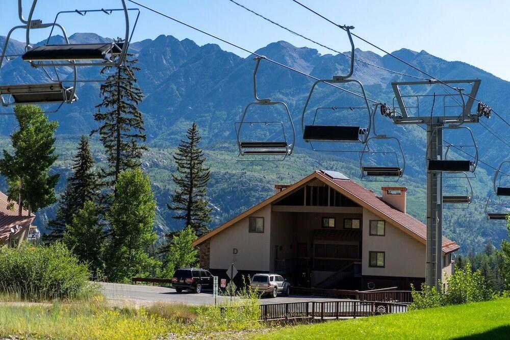 East Rim One Bedroom Loft Condo by Redawning