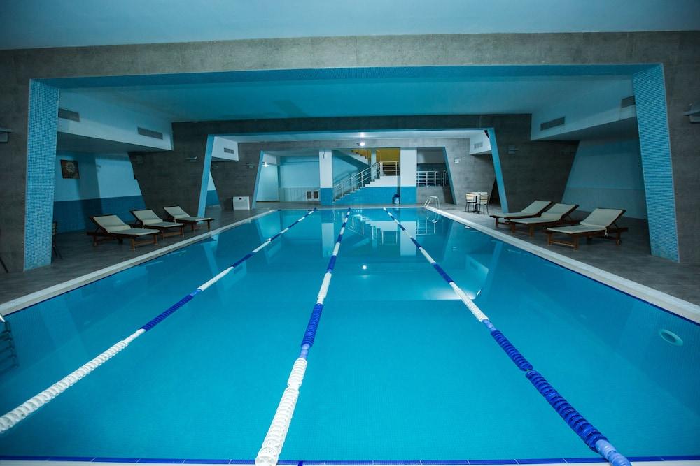 كاسبيان بيزنس هوتل حمام سباحة مغطى