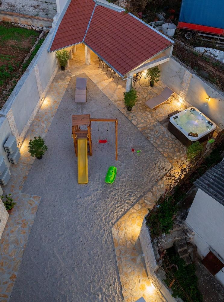 بيتش فرونت فيلا سيشيل ويذ بول منظر من الجو