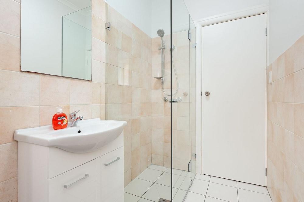 Newly Renovated Apt Close to CBD Unit 1 Bathroom