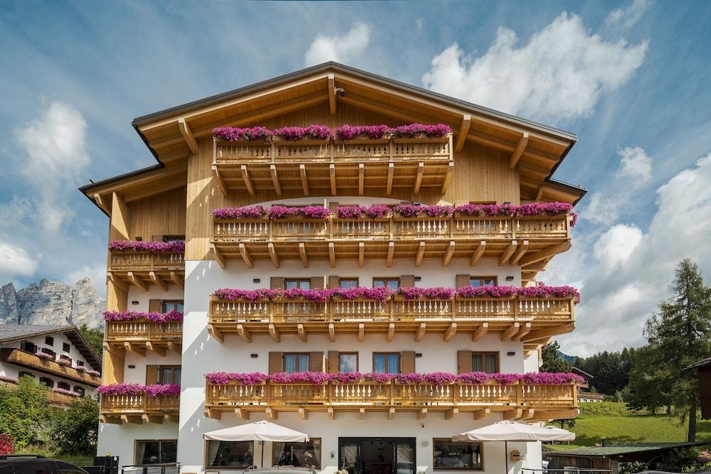 Camina Suite & Spa Featured Image