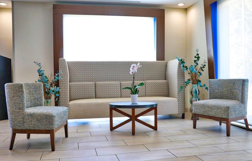 Holiday Inn Express Slidell by IHG Lobby Sitting Area