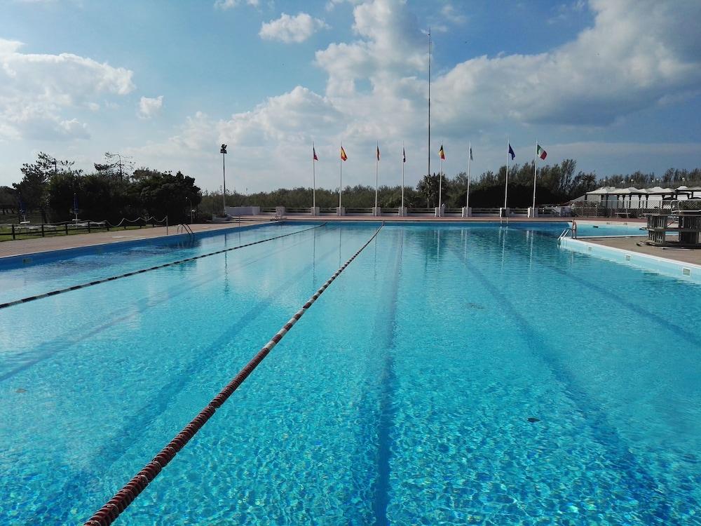 إيسولا دي ألباريلا جولف هوتل حمام سباحة مكشوف