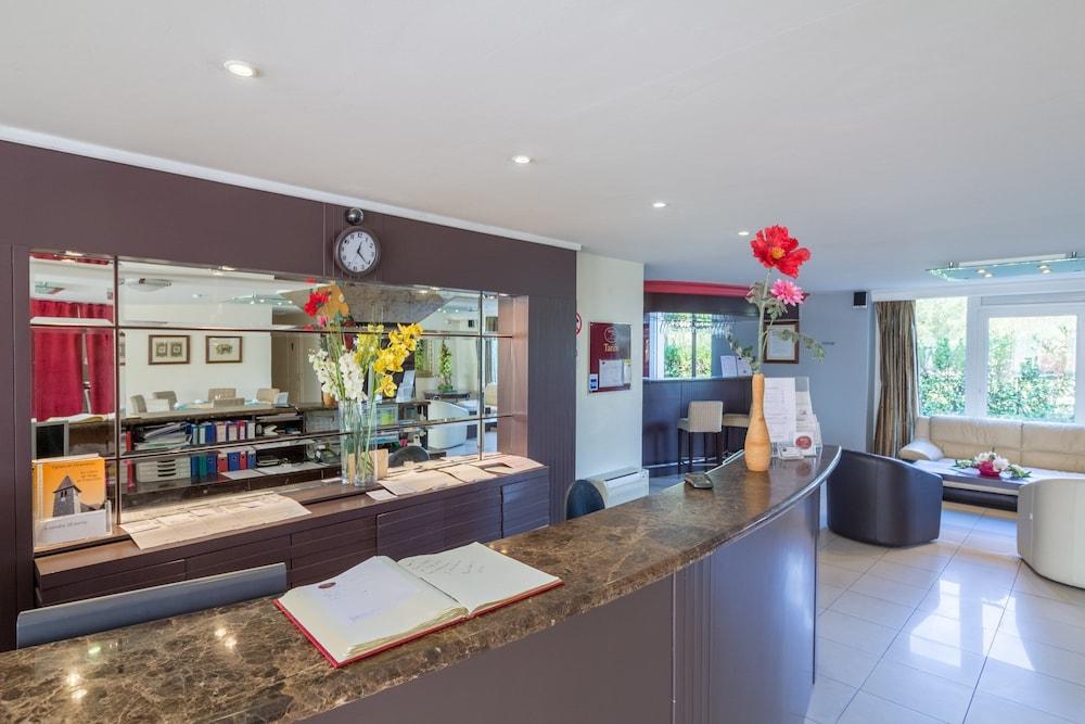 أدونيس إكسيليور جران جنيف منطقة الاستقبال