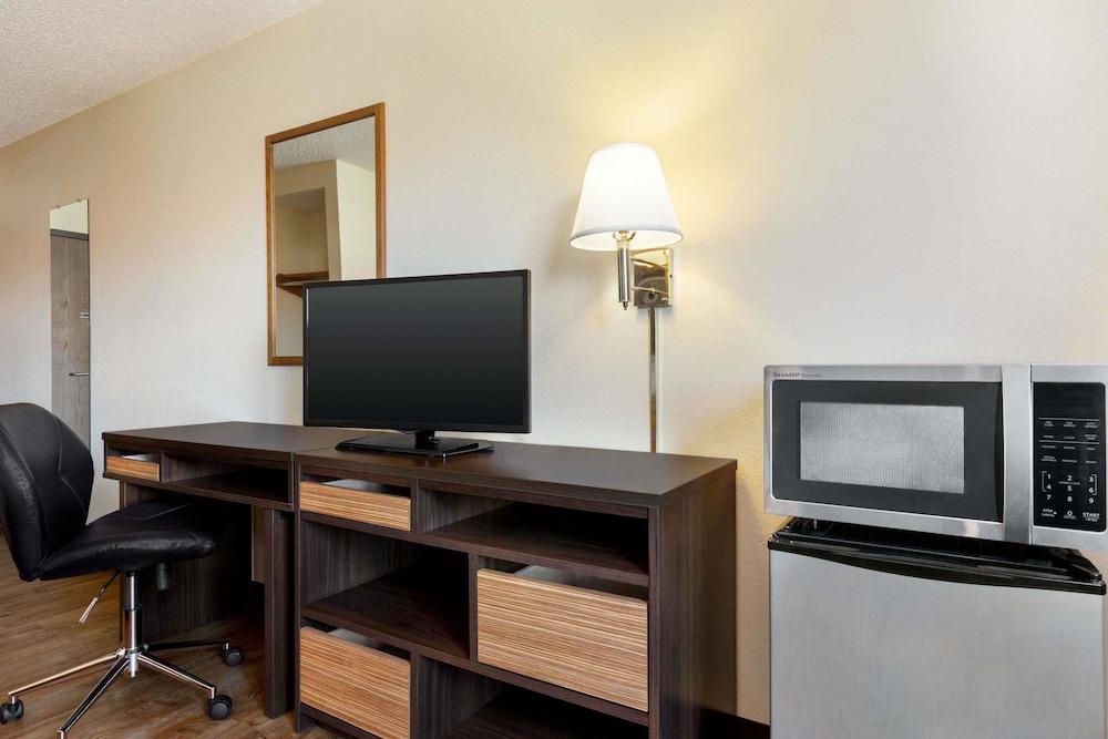 Super 8 by Wyndham Waco University Area Room