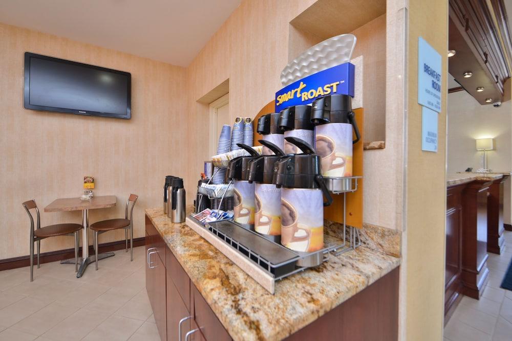 هوليداي إن إكسبرس لاجوارديا أيربورت باي آيتش جي