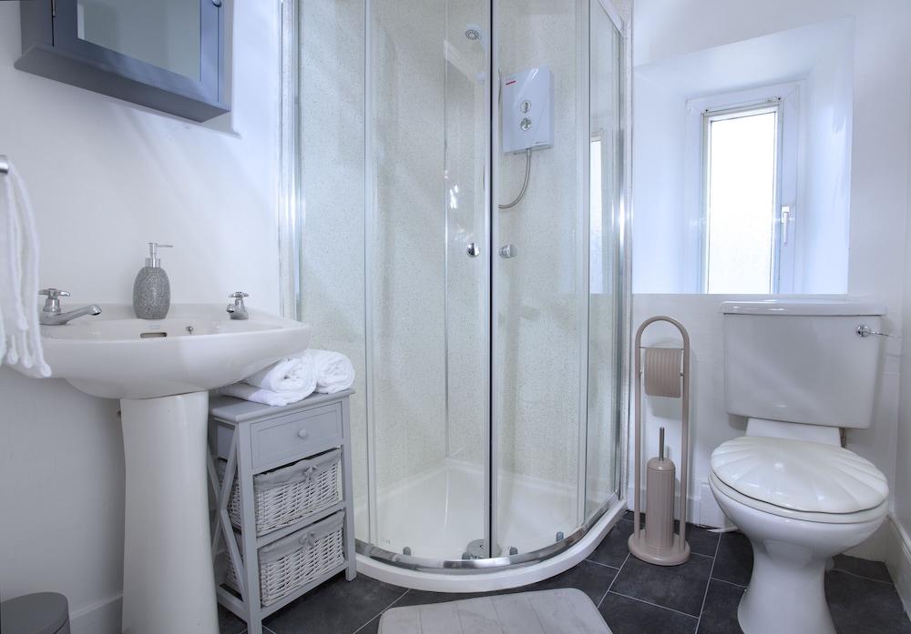 Hebridean Way Bathroom