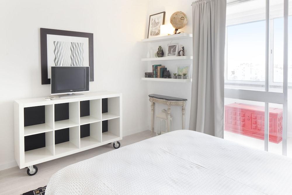 برايم أبارتمنتس وايت آند يلو غرفة