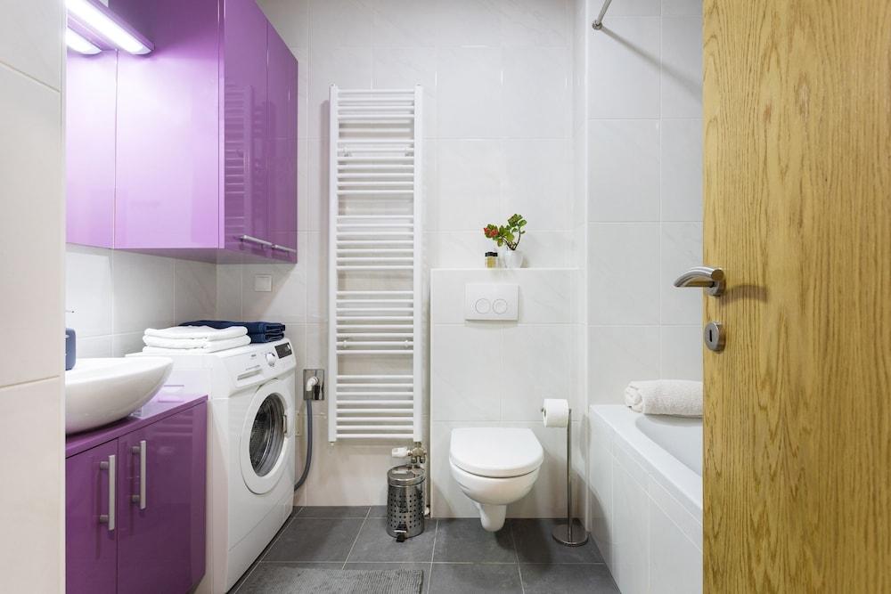 Cute and Sunny Studio in Zagreb With Balcony & Free Parking Bathroom