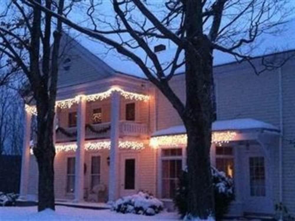 The Willow Tree Inn Hotel Front - Evening/Night