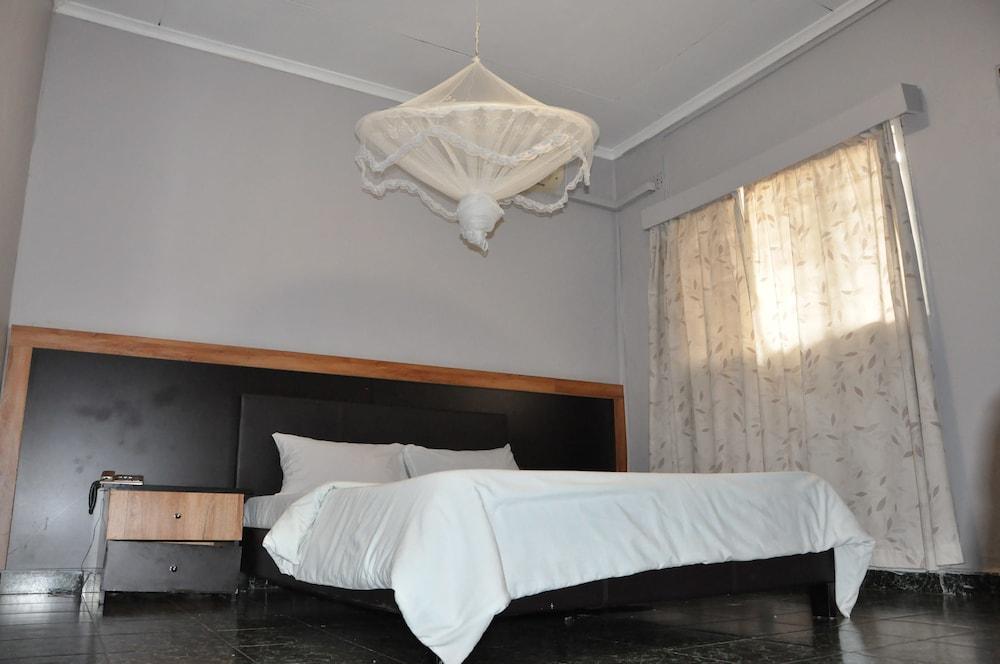 Chilambula Lodge Room
