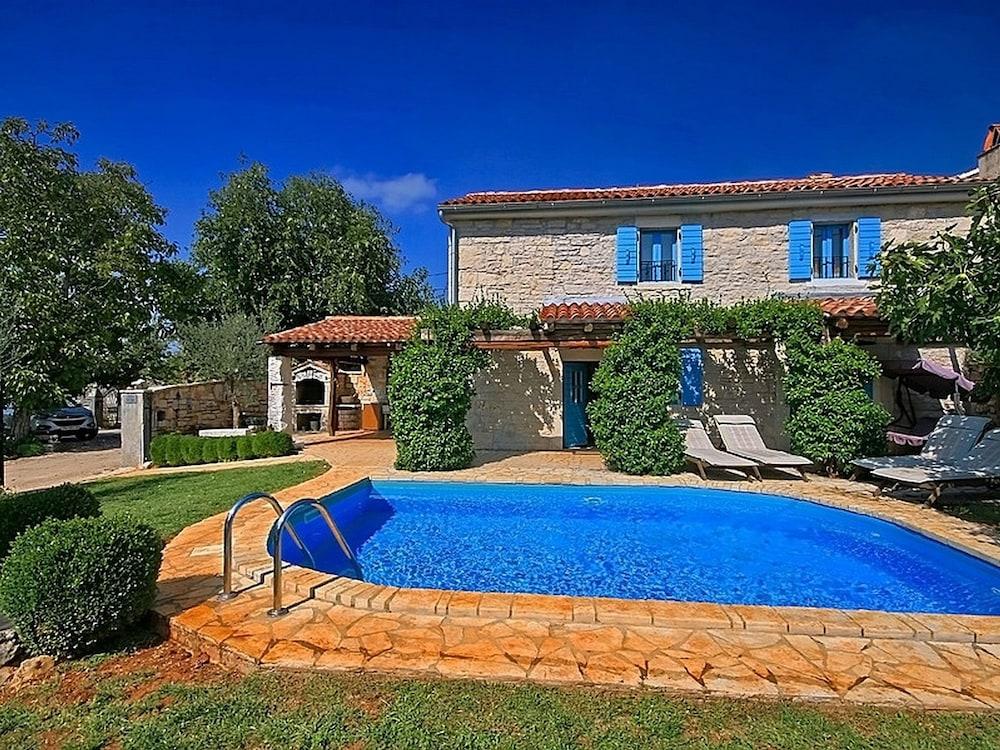 Charming House With Private Pool and Fenced Garden, Near Porec and Beach