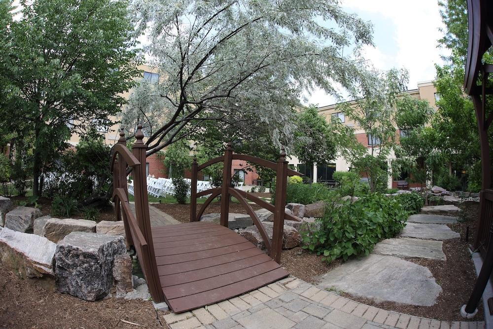 Courtyard by Marriott Hamilton Property Grounds