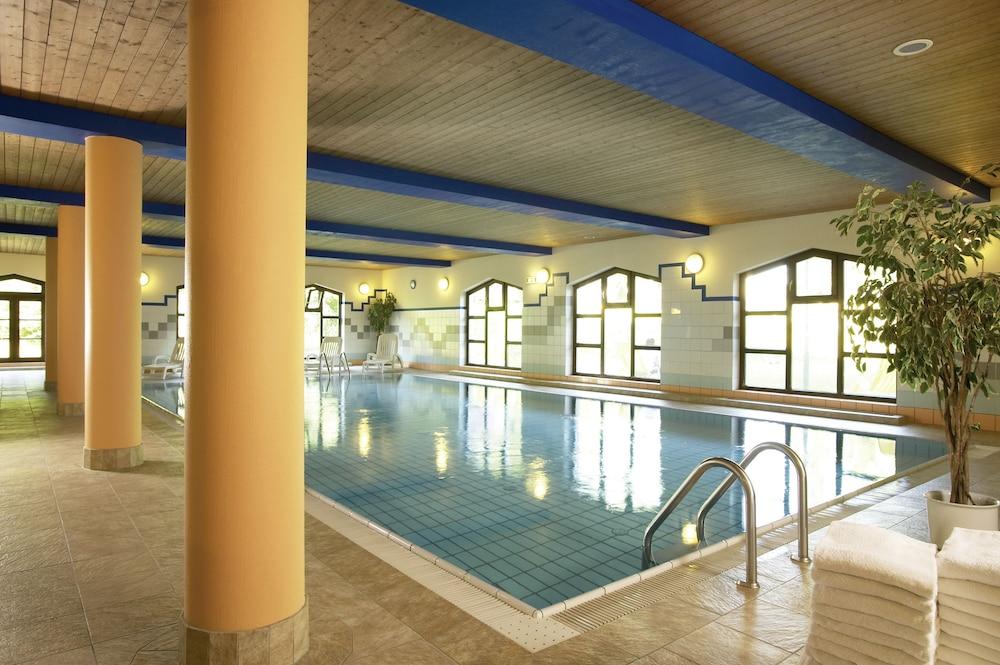 سبورتهوتل فونتانا حمام سباحة مغطى