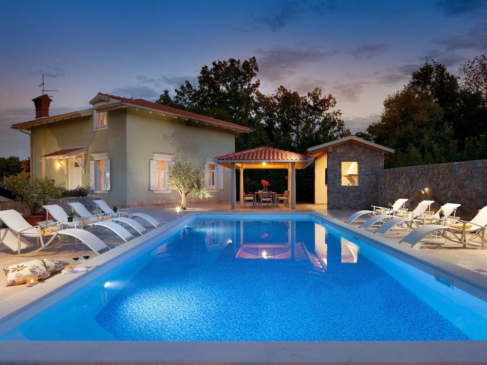 Peaceful Villa in Lovran With Swimming Pool Exterior