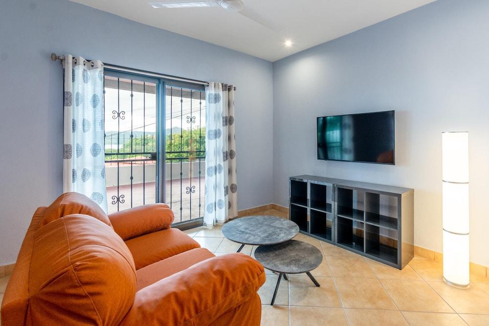 2BD Condo With Pool and Scenic Ocean View in Flamingo Featured Image