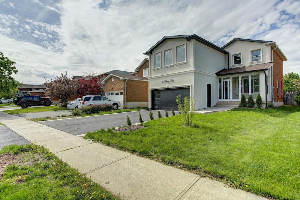 QuickStay - Beautiful 5bdrm House in Vaughan Featured Image