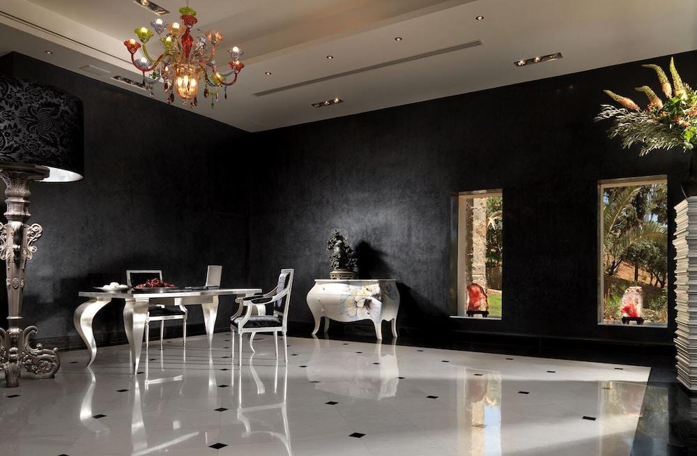 أوت أوف ذا بلو ٔومل جمن كلسيف ريزورت آند سبا الردهة