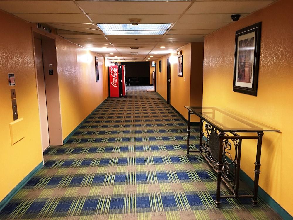 هاورد جونسون باي ويندام دينفر ويست أخرى